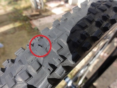 タイヤの亀裂 靴用接着剤で修理 自転車通勤どんこう2